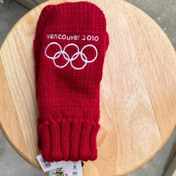 New Hudson’s Bay Canadian 2010 Vancouver Olympic Mittens - Picture 4 of 11